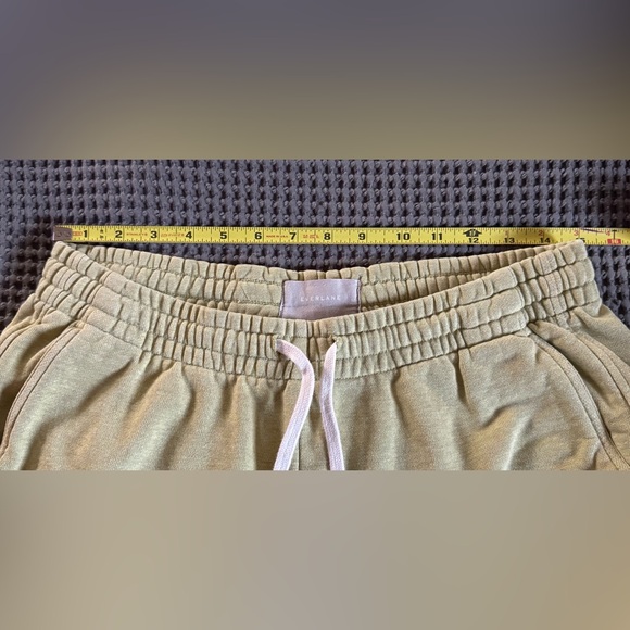 Everlane Track Pants
Medium
Cotton
Comfy cozy
Great fit - Picture 4 of 4